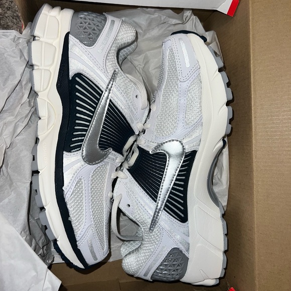 BRAND NEW IN BOX Nike Vomero 5 Women's Sneakers - White, Silver, and Deep Blue - Picture 4 of 15